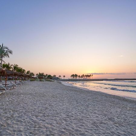 Salalah Rotana Resort Екстериор снимка Sunset at the beach